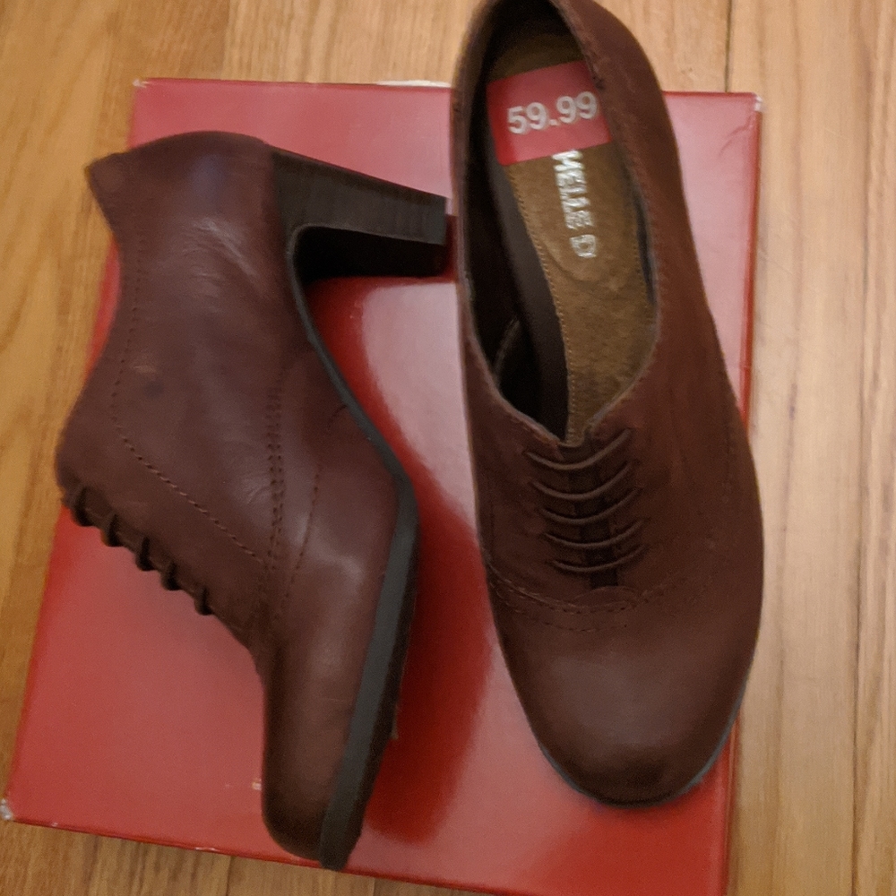Michelle D Heeled Leather Booties Size 6 New